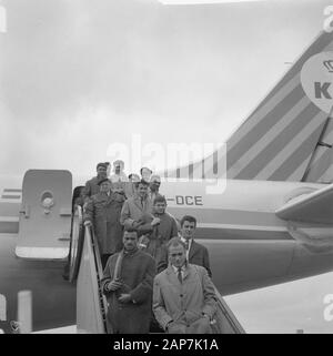 Arrivée football club Benfica à Schiphol Annotation : pour la finale contre le Real Madrid à jouer au Stade Olympique d'Amsterdam Date : 29 avril 1962 Endroit : Schiphol Noord-Holland, mots-clés : aéroports, les joueurs de football Banque D'Images