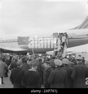 Arrivée football club Benfica à Schiphol Annotation : pour la finale contre le Real Madrid à jouer au Stade Olympique d'Amsterdam. Les joueurs et le personnel descendre l'avion escaliers Date : 29 avril 1962 Endroit : Schiphol Noord-Holland, mots-clés : aéroports, les footballeurs Banque D'Images