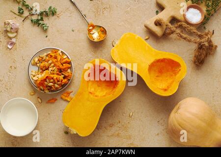 Les moitiés de semis de courge Butternut. Repas vegan cooking Banque D'Images