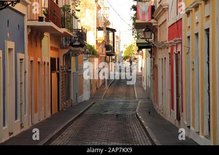 San Juan est renommée mondiale pour ses maisons colorées, ses ruelles pavées sinueuses et ses nombreux sites historiques datant de l'époque coloniale Banque D'Images