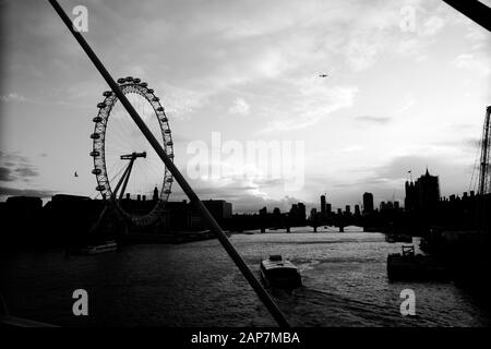 Vue sur le London Eye depuis la passerelle du Golden Jubilee Pedestrian Bridge, sur le côté de la rive de la rivière Thames Banque D'Images