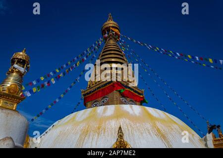 Swayambhunath est situé à Katmandou, au Népal et est l'une des destinations touristiques les plus connues des touristes et des habitants du Népal. Banque D'Images