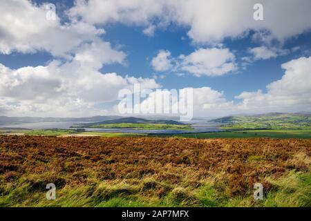 Donegal. Voir SW plus de pouce et de l'île de Lough Swilly le Grianan Aileach de fortin préhistorique. Péninsule d'Inishowen, Irlande. La fin de l'été Banque D'Images