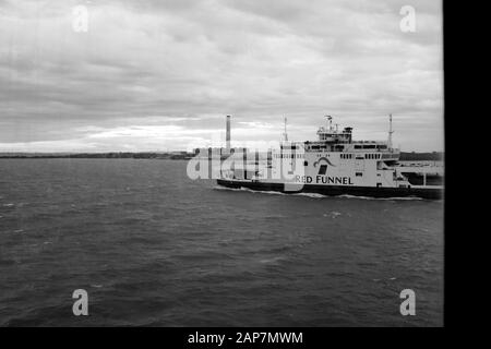 L'eau de Southampton se déplace en voiture et en ferry pour passagers via le Solent jusqu'à l'île de Wight Banque D'Images