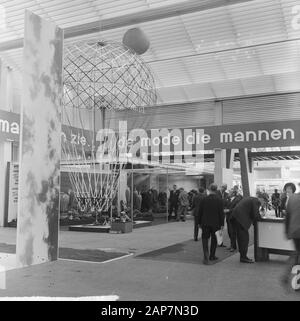 Dix-huitième Men's Fashion Fair dans RAI ouvert. Regardez un des stands Date : 2 septembre 1963 Lieu : Amsterdam, Noord-Holland Mots-clés : est le nom de l'Institution : RAI Banque D'Images