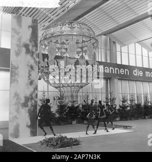 Dix-huitième Men's Fashion Fair dans RAI ouvert. Regardez un des stands Date : 2 septembre 1963 Lieu : Amsterdam, Noord-Holland Mots-clés : est le nom de l'Institution : RAI Banque D'Images