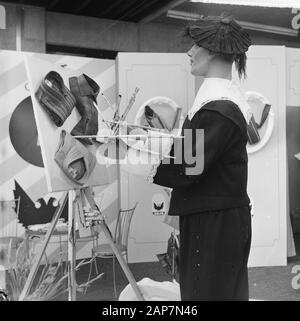 Dix-huitième Men's Fashion Fair dans RAI ouvert. Un mannequin peint les dessins et modèles industriels Date : 2 septembre 1963 Lieu : Amsterdam, Noord-Holland nom de l'établissement : RAI Banque D'Images