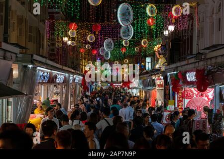 Singapour, le 13 janvier 2020: Énorme courbé dans la nuit à Chinatown , s'accumuler pour le nouvel an chinois 2020 , année de rat. Banque D'Images