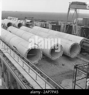 Pont sur Ooster-Schelde, pont le plus long d'Europe. Au premier plan de certains puits en construction sur fond de puits qui sont presque prêts Date : Novembre 28, 1963 Mots-clés : ponts Banque D'Images