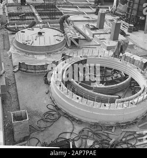 Pont sur Ooster-Schelde, pont le plus long d'Europe. Au premier plan de certains puits en construction sur fond de puits qui sont presque prêts Date : Novembre 28, 1963 Mots-clés : ponts Banque D'Images