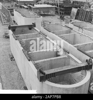 Pont sur Ooster-Schelde, pont le plus long d'Europe. Au premier plan de certains puits en construction sur fond de puits qui sont presque prêts Date : Novembre 28, 1963 Mots-clés : ponts Banque D'Images