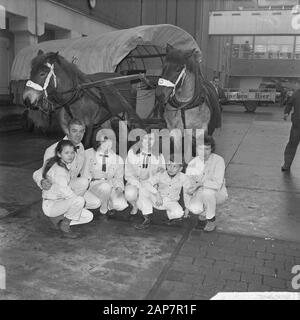 Arrivée le ministre Lun de Schiphol de Londres, Lun sort de la voiture Date: 28 février 1964 lieu: Noord-Holland, Schiphol mots clés: Arrivée et départ, ministres, aéroports Nom personnel: LUN, Joseph Banque D'Images