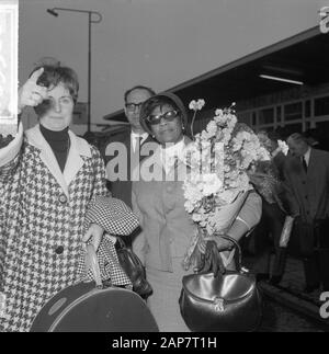 Arrivée Ella Fitzgerald Et Oscar Peterson À L'Aéroport De Schiphol. Ella Fitzgerald with flowers Date: 24 avril 1964 lieu: Noord-Holland, Schiphol mots clés: Arrivées, jazz, musique, pianistes, chanteurs Nom personnel: Fitzgerald Ella, Peterson, Oscar Banque D'Images