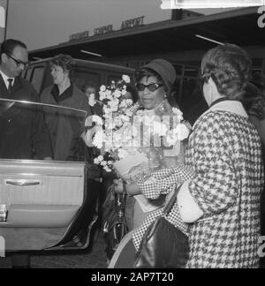 Arrivée Ella Fitzgerald Et Oscar Peterson À L'Aéroport De Schiphol. Ella Fitzgerald with flowers Date: 24 avril 1964 lieu: Noord-Holland, Schiphol mots clés: Arrivées, jazz, musique, pianistes, chanteurs Nom personnel: Fitzgerald Ella, Peterson, Oscar Banque D'Images