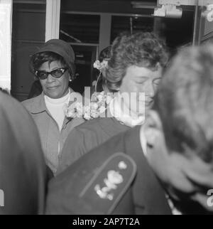 Arrivée Ella Fitzgerald Et Oscar Peterson À L'Aéroport De Schiphol. Ella Fitzgerald (avec lunettes) Date : 24 avril 1964 lieu : Noord-Holland, Schiphol mots clés : arrivées, jazz, musique, pianistes, chanteurs Nom personnel : Fitzgerald Ella, Peterson, Oscar Banque D'Images