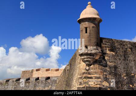 Castillo San Cristobal est l'une des deux fortifications massives construites par l'Espagne afin de protéger la vieille ville coloniale de San Juan, à Porto Rico Banque D'Images