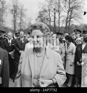 Koninginnedag 1964 Description: Defile Soestdijk, Queen Juliana in the Palace Garden Date: 30 avril 1964 lieu: Baarn, Utrecht (province) mots clés: Defilés, reens Nom personnel: Juliana (Reine Pays-Bas) Banque D'Images