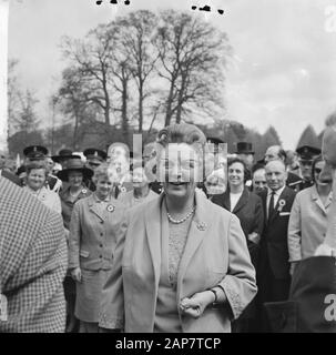 Koninginnedag 1964 Description: Defile Soestdijk, Queen Juliana in the Palace Garden Date: 30 avril 1964 lieu: Baarn, Utrecht (province) mots clés: Defilés, reens Nom personnel: Juliana (Reine Pays-Bas) Banque D'Images