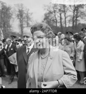 Koninginnedag 1964 Description: Defile Soestdijk, Queen Juliana in the Palace Garden Date: 30 avril 1964 lieu: Baarn, Utrecht (province) mots clés: Defilés, reens Nom personnel: Juliana (Reine Pays-Bas) Banque D'Images