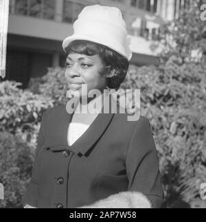 Chanteuses de jazz américano-belges à Watch the Empire Show, Donna Higtower après la conférence de presse (titre) Date : 10 avril 1964 mots clés : conférences de presse Nom personnel : Donna Higtower Banque D'Images