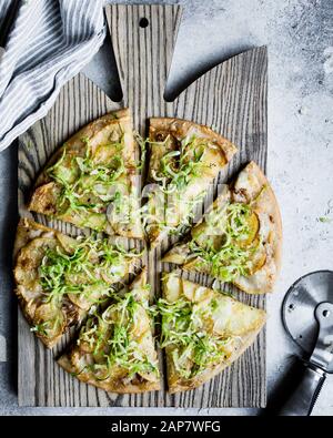 Pizza de pommes de terre rôtie avec slaw rasée au germe de bruxelles Banque D'Images