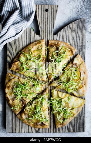 Pizza de pommes de terre rôtie avec slaw rasée au germe de bruxelles Banque D'Images