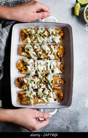 Taquitos de citrouille au fromage avec de la crème de jalapeno pepita rôtie Banque D'Images