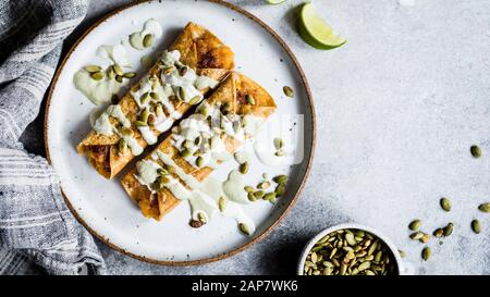 Taquitos de citrouille au fromage avec de la crème de jalapeno pepita rôtie Banque D'Images