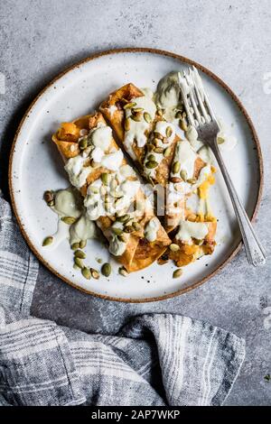 Taquitos de citrouille au fromage avec de la crème de jalapeno pepita rôtie Banque D'Images