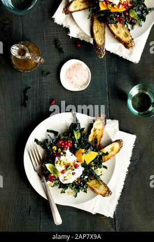 Salade Kale Burrata Persimmon Avec Vinaigrette Balsamique Banque D'Images