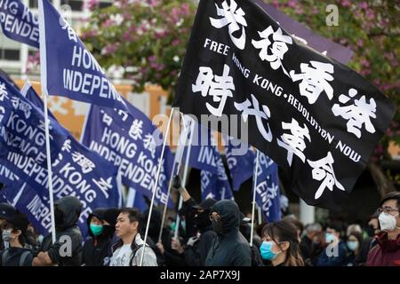 Hong Kong, Chine. 12 janvier 2020. Des manifestants pro-démocrates qui ont organisé des drapeaux de l'indépendance de Hong Kong (bleus) et du drapeau de Hong Kong libre (noirs) au cours de l'assemblée. L'équipe de l'Assemblée civile de Hong Kong a organisé une assemblée du dimanche pour sensibiliser et promouvoir leur marche à venir le dimanche 19 janvier 2020 pour le siège universel sur les communistes. Crédit: Sopa Images Limited/Alay Live News Banque D'Images