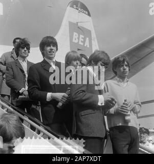 Arrivée des Rolling Stones à Schiphol Date: 8 août 1964 lieu: Noord-Holland, Schiphol mots clés: Arrivées, musique, groupes pop, aéroports Nom personnel: Les Rolling Stones Banque D'Images