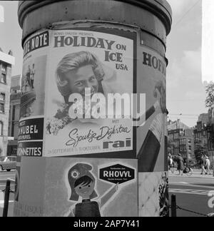 Affiches sur les affiches pour les vacances sur glace avec Sjoukje Dijkstra Date : 1er septembre 1964 mots clés : affiches Nom de l'établissement : Dijkstra, Sjoukje Nom de l'établissement : Holiday On Ice Banque D'Images