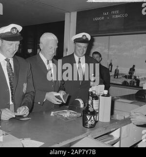 Chef de mission Simon de Wit avec les marins, les rameurs et les judokas laissés à Tokyo, Simon de Wit dans la boutique hors taxes Date: 23 septembre 1964 mots clés: Judokas, rameurs, laisser le nom personnel: Simon de Wit Banque D'Images