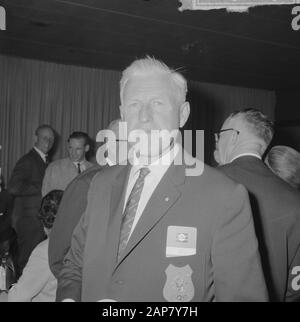 Chef de mission Simon de Wit avec des marins, des rameurs et des judokas a quitté Tokyo, chef de mission Simon de Wit (chef) Date: 23 septembre 1964 mots clés: Chef Nom personnel: Simon de Wit Banque D'Images