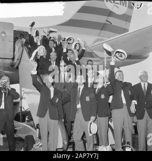 Chef de mission Simon de Wit avec les marins, les rameurs et les judokas laissés à Tokyo, l'équipe sur les escaliers d'avion Date: 23 septembre 1964 mots clés: Judokas, labour, rameurs, escalier de vol Nom personnel: Simon de Wit Banque D'Images