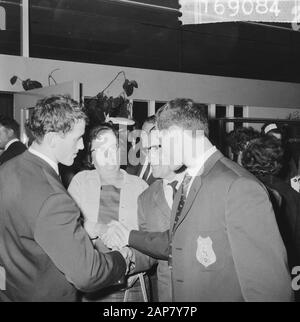 Chef de mission Simon de Wit avec les marins, les rameurs et les judokas laissés à Tokyo, les joueurs disent au revoir à la famille Date: 23 septembre 1964 mots clés: Adieu, JOUEURS, familles Nom personnel: Simon de Wit Banque D'Images
