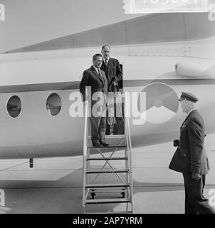 Arrivée Ministre Président Marijnen et Ministre Lun à Ypenburg en provenance d'Allemagne, Lun et Marijnen sur les escaliers d'avion Date: 2 octobre 1964 lieu: La Haye, Ypenburg, Zuid-Holland mots clés: Arrivées, ministres, escaliers d'avion Nom personnel: LUN, Joseph, Marijnen, V.G.M. Banque D'Images