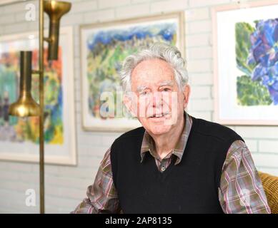 Heiligenhaus, Allemagne. 20 janvier 2020. Georg Salden, dessinateur de type et typographe, est assis sur une chaise. 23.01.2020 est le jour du manuscrit. Salden critique le fait que dans l'école primaire aucune valeur n'est placée sur une bonne écriture. Crédit : Caroline Seidel/Dpa/Alay Live News Banque D'Images