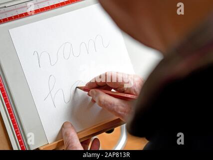 Heiligenhaus, Allemagne. 20 janvier 2020. Georg Salden, concepteur de polices et typographe, écrit des lettres sur un dessin-dessin. 23.01.2020 est le jour du manuscrit. Salden critique le fait que dans l'école primaire aucune valeur n'est placée sur une bonne écriture. Crédit : Caroline Seidel/Dpa/Alay Live News Banque D'Images