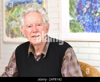 Heiligenhaus, Allemagne. 20 janvier 2020. Georg Salden, dessinateur de type et typographe, est assis sur une chaise. 23.01.2020 est le jour du manuscrit. Salden critique le fait que dans l'école primaire aucune valeur n'est placée sur une bonne écriture. Crédit : Caroline Seidel/Dpa/Alay Live News Banque D'Images