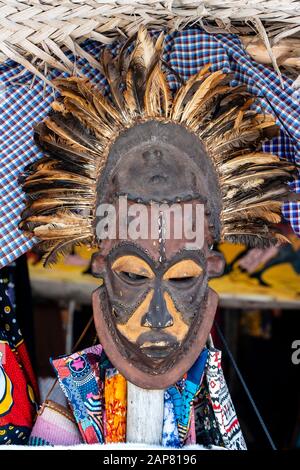 Masques en bois traditionnels africains suspendus pour la vente sur le marché de rue sur l'île de Zanzibar, Tanzanie, Afrique de l'est, gros plan Banque D'Images