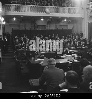 La crise du Cabinet à la deuxième chambre, vue d'ensemble salle Date: 1 mars 1965 mots clés: KABINETSCRISIS, pièces, vues Nom personnel: Chambre Nom de l'institution: Deuxième chambre Banque D'Images