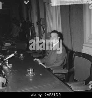 La crise du Cabinet à la deuxième Chambre, le ministre président Marijnen derrière la table du gouvernement Date: 1 mars 1965 mots clés: CABINETSCRISIS, tables du gouvernement Nom personnel: Marijnen, Victor Banque D'Images