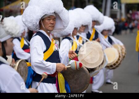 Des danseurs de rue sud-coréens se produisent dans le Grand défilé de Sinulog, Cebu City, Philippines Banque D'Images