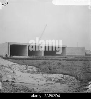 Construction nouvelle zone de circulation à Schiphol, l'entrée du tunnel Date : 2 décembre 1964 lieu : Noord-Holland, Schiphol mots clés : construction, entrées, tunnels Banque D'Images