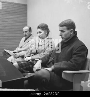Arrivée évacués du Congo à Schiphol. Vlnr de m. et mme. Blokpoel et Philip Braak Date : 3 décembre 1964 lieu : Noord-Holland, Schiphol mots clés : arrivées, évacués, aéroports Nom personnel : Blokpoel, Braak Philip Banque D'Images