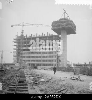 Construction d'une nouvelle zone de circulation à Schiphol, bâtiment extérieur de l'aéroport Date : 2 décembre 1964 lieu : Noord-Holland, Schiphol mots clés : construction, extérieur, zones de circulation Banque D'Images