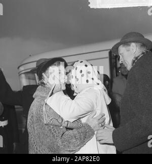 Arrivée évacués du Congo à Schiphol, Mme Posthuma accueillie par ses parents Date : 3 décembre 1964 lieu : Noord-Holland, Schiphol mots clés : arrivées, évacués, avions, aéroports Banque D'Images