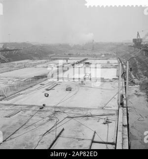 Construction d'une nouvelle zone de circulation à Schiphol, bâtiment extérieur de l'aéroport Date : 2 décembre 1964 lieu : Noord-Holland, Schiphol mots clés : construction, extérieur, zones de circulation Banque D'Images